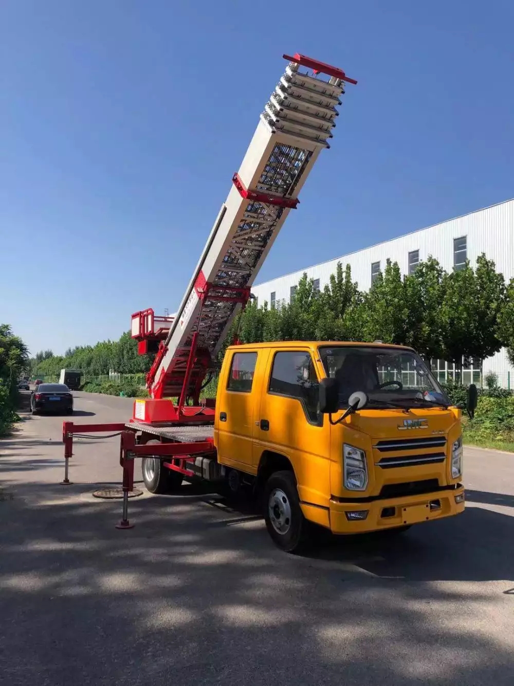 老新镇附近的云梯车出租服务：轻松解决高空作业需求