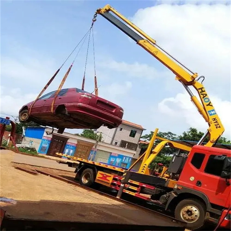 老新镇吊车吊汽车的正确方法